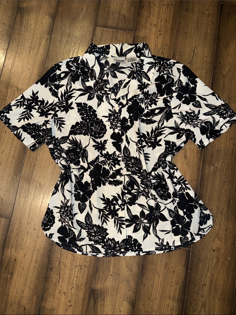 🖤🤍WOMEN’S BLACK AND WHITE FLORAL PRINT, BUTTON-DOWN SHORT SLEEVE BLOUSE SZ 12🖤🤍